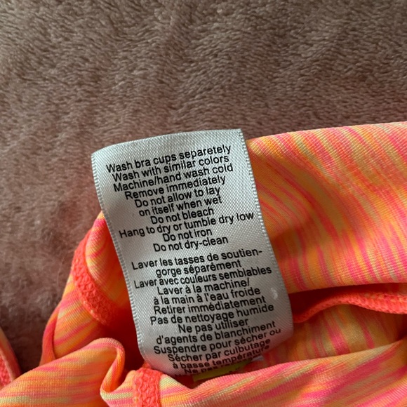 Beautiful athletic top. Excellent condition. - Picture 11 of 15